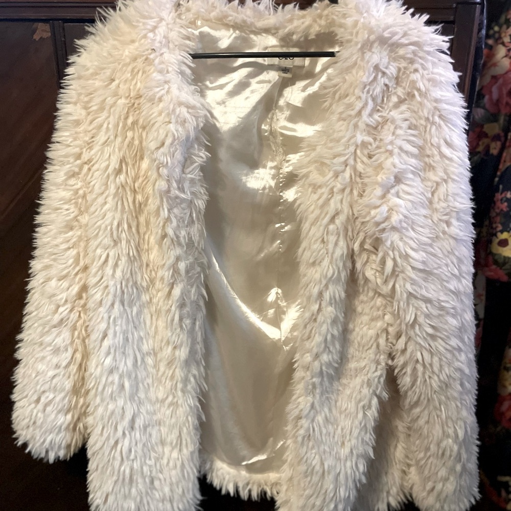 Fluffy white coat - perfect for winter #winterfashion
